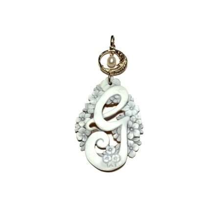 Cameo pendant in silver with letter G and pearl