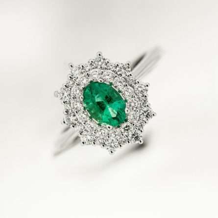 Anillo Buonocore con esmeralda y diamantes en oro blanco de 18 kt