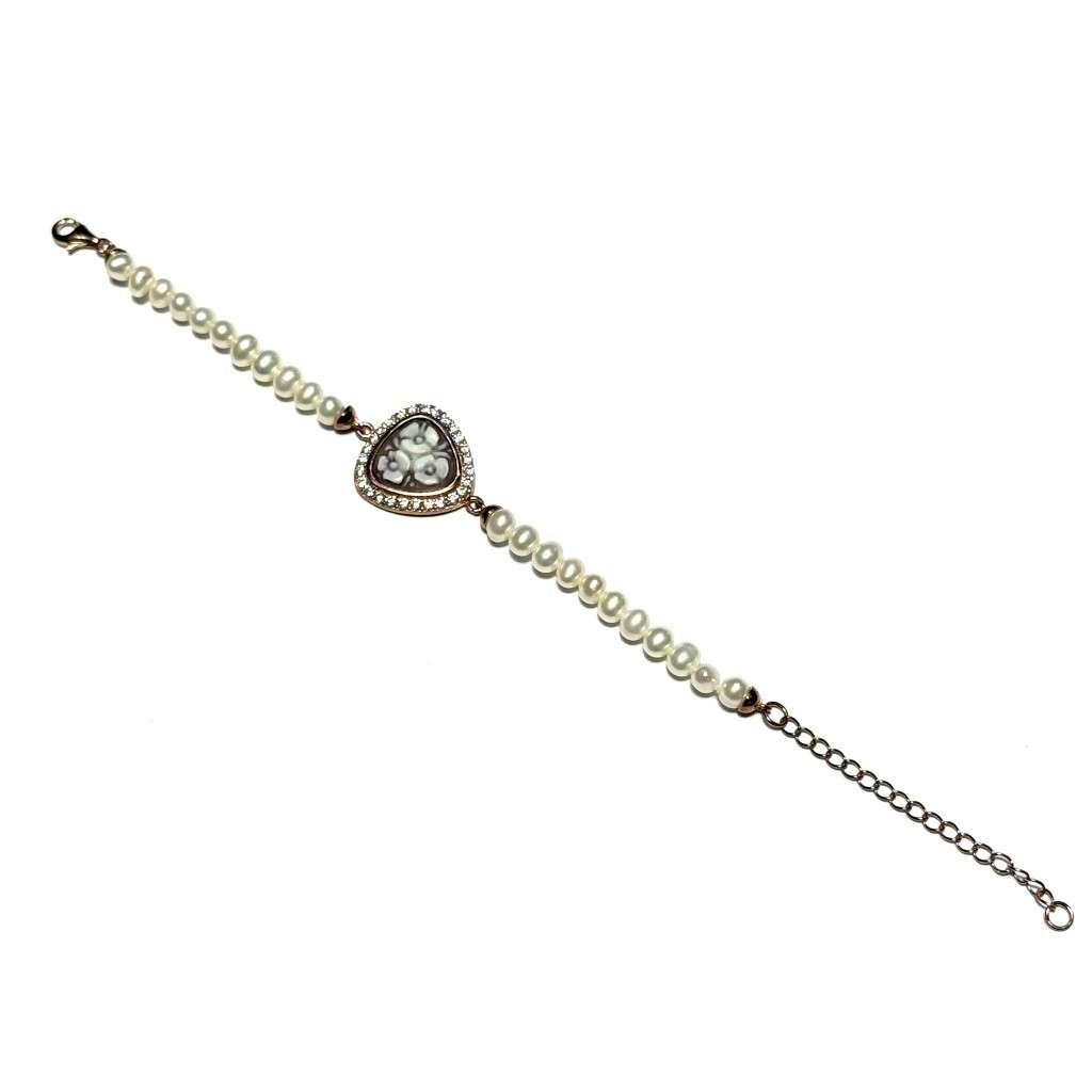 Bracelet with pearl thread central cameo flower and diamonds