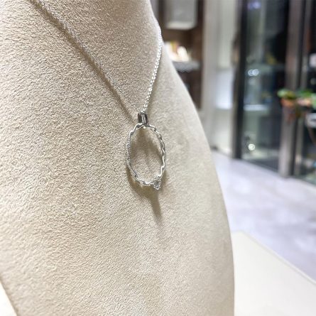 Girocollo ciondolo cerchio zigrinato oro bianco diamanti 43cm