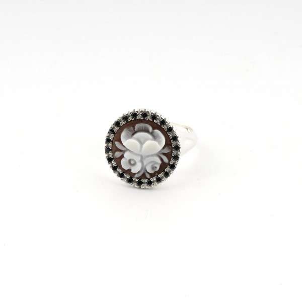 Round chavelier ring in silver with diamonds and flower cameo