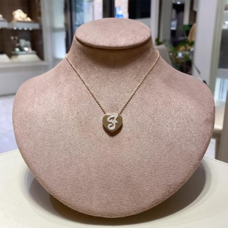 Collar corazón de oro rosa con inicial de diamantes 0,16ct