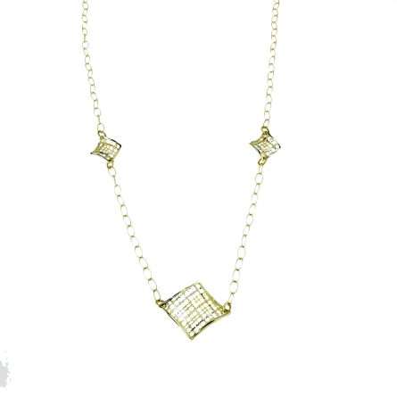 Gargantilla de cadena con eslabones romboidales perforados y cadena tipo rolo talla diamante, largo 45 cm, ancho máximo 20 mm