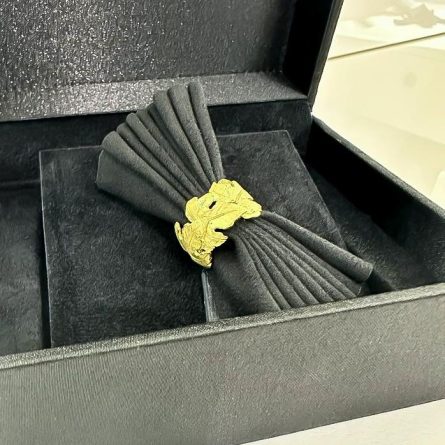 18kt yellow gold vine leaves band ring Luigi Quaglia
