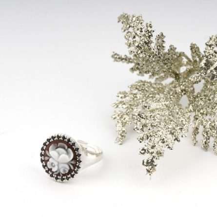 Round chavelier ring in silver with diamonds and flower cameo