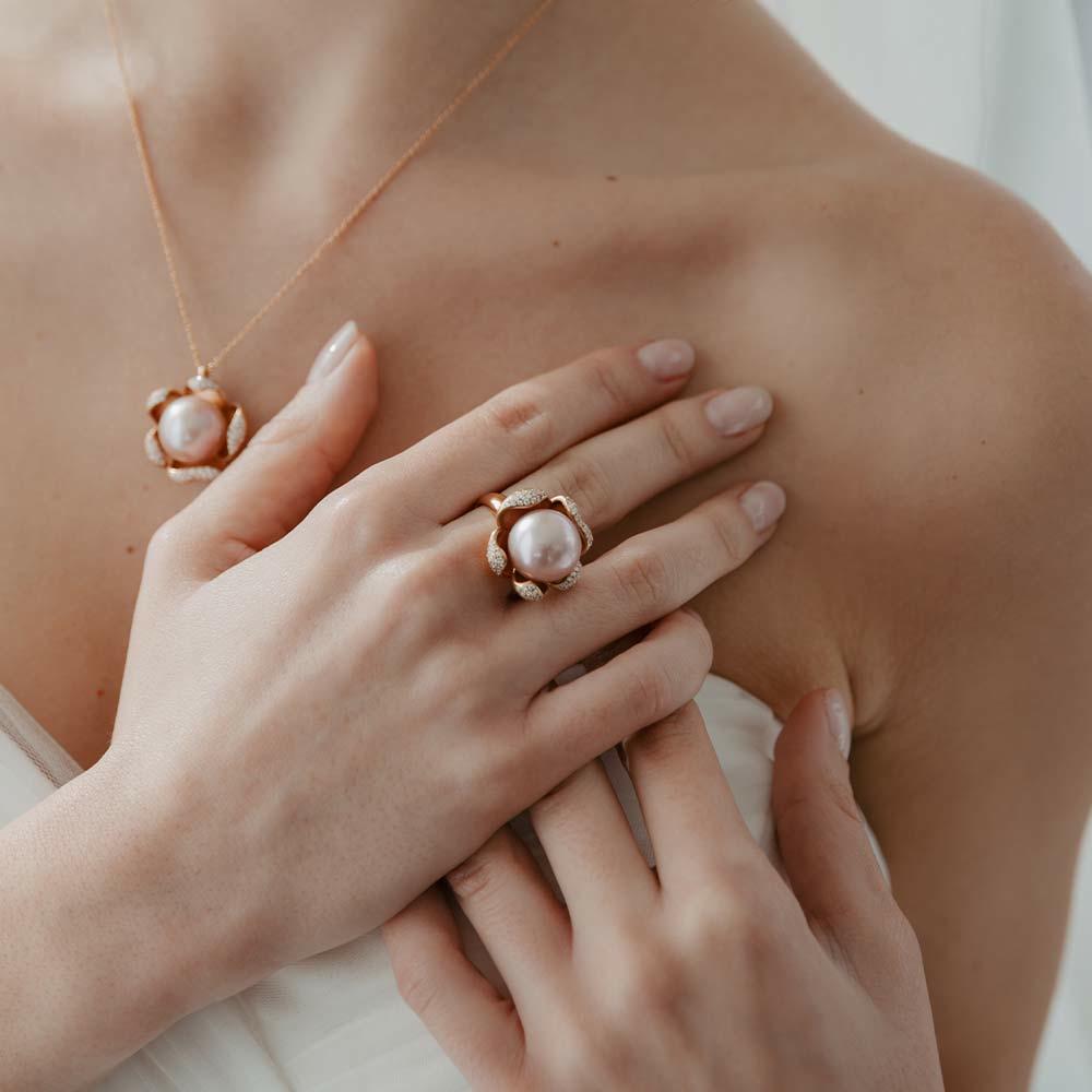 18kt rose gold ring with pink pearl and diamonds