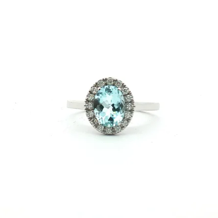 Anello in oro bianco con acquamarina ovale da 1.15 ct e contorno di diamanti da 0.145 ct. Eleganza senza tempo in 3.40 g, misura 13. Scopri la luce di un gioiello unico.