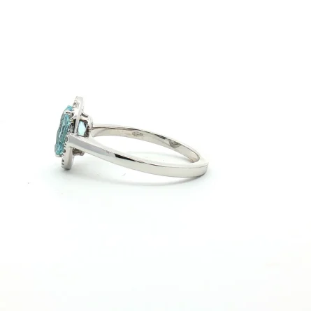 Anello in oro bianco con acquamarina ovale da 1.15 ct e contorno di diamanti da 0.145 ct. Eleganza senza tempo in 3.40 g, misura 13. Scopri la luce di un gioiello unico.