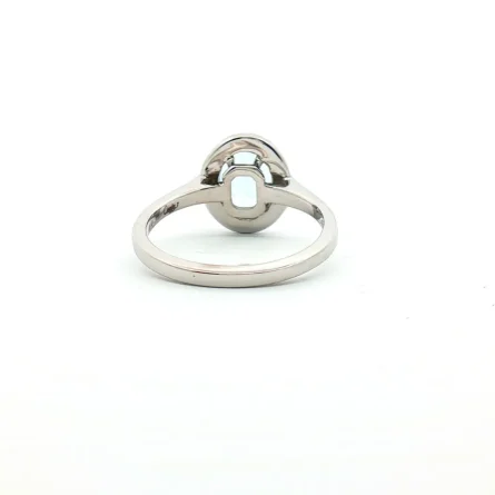 Anello in oro bianco con acquamarina ovale da 1.15 ct e contorno di diamanti da 0.145 ct. Eleganza senza tempo in 3.40 g, misura 13. Scopri la luce di un gioiello unico.