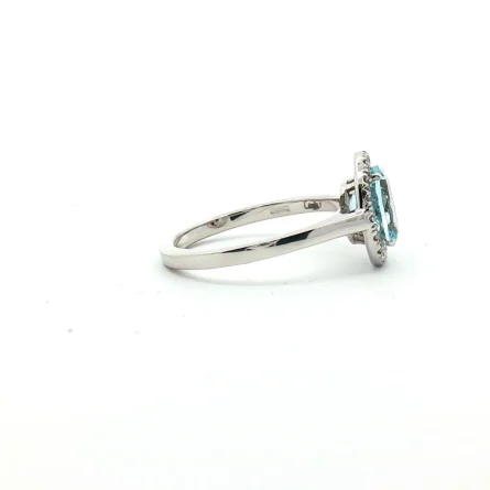 Anello in oro bianco con acquamarina ovale da 1.15 ct e contorno di diamanti da 0.145 ct. Eleganza senza tempo in 3.40 g, misura 13. Scopri la luce di un gioiello unico.