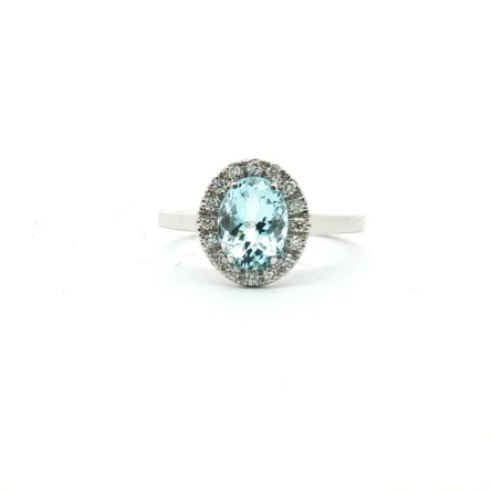Anello in oro bianco con acquamarina ovale da 1,10 ct e contorno di diamanti da 0,145 ct. Eleganza e luce in 3,29 g, misura 13. Il regalo perfetto per ogni occasione speciale.