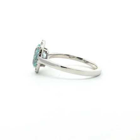 Anello in oro bianco con acquamarina ovale da 1,10 ct e contorno di diamanti da 0,145 ct. Eleganza e luce in 3,29 g, misura 13. Il regalo perfetto per ogni occasione speciale.