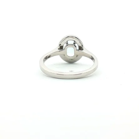 Anello in oro bianco con acquamarina ovale da 1,10 ct e contorno di diamanti da 0,145 ct. Eleganza e luce in 3,29 g, misura 13. Il regalo perfetto per ogni occasione speciale.