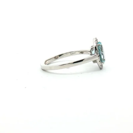 Anello in oro bianco con acquamarina ovale da 1,10 ct e contorno di diamanti da 0,145 ct. Eleganza e luce in 3,29 g, misura 13. Il regalo perfetto per ogni occasione speciale.