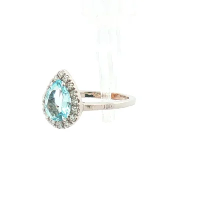Anello in oro bianco con acquamarina a goccia da 0,69 ct e contorno di diamanti da 0,14 ct. Design elegante e luminoso in 2,98 g, misura 12. Scopri la qualità orafa.