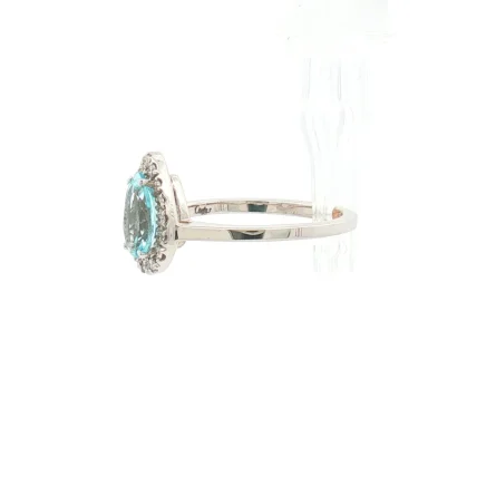 Anello in oro bianco con acquamarina a goccia da 0,69 ct e contorno di diamanti da 0,14 ct. Design elegante e luminoso in 2,98 g, misura 12. Scopri la qualità orafa.