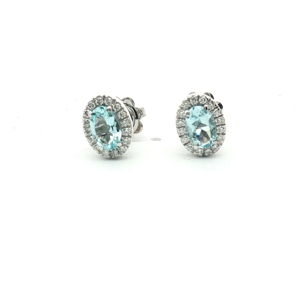 Orecchini a lobo in oro bianco con acquamarine ovali (0.77 ct) e contorno di diamanti (0.185 ct). Eleganza classica e luce cristallina in 2,49 g. Acquista il tuo gioiello.