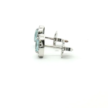 Orecchini a lobo in oro bianco con acquamarine ovali (0.77 ct) e contorno di diamanti (0.185 ct). Eleganza classica e luce cristallina in 2,49 g. Acquista il tuo gioiello.