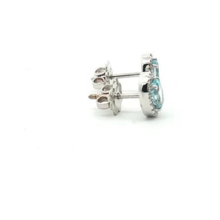 Orecchini a lobo in oro bianco con acquamarine ovali (0.77 ct) e contorno di diamanti (0.185 ct). Eleganza classica e luce cristallina in 2,49 g. Acquista il tuo gioiello.