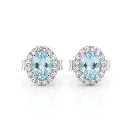 Orecchini a lobo in oro bianco con acquamarine ovali (0.77 ct) e contorno di diamanti (0.185 ct). Eleganza classica e luce cristallina in 2,49 g. Acquista il tuo gioiello.