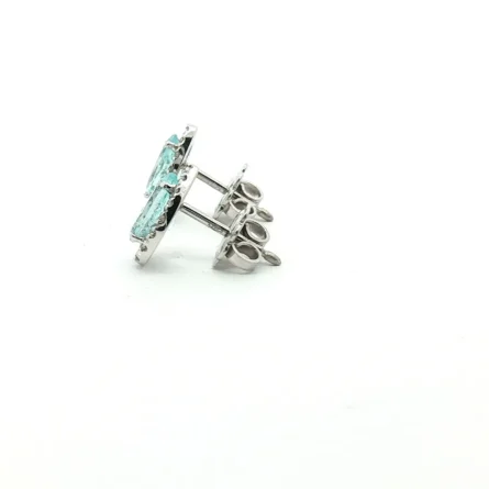 Orecchini a lobo in oro bianco con acquamarine a goccia (1.29 ct) e diamanti (0.21 ct). Design raffinato e luminoso in 2,69 g. Acquista l'eccellenza orafa.