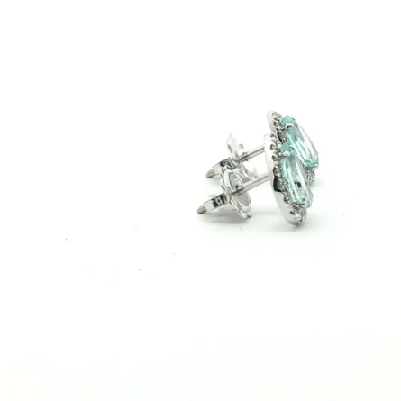 Orecchini a lobo in oro bianco con acquamarine a goccia (1.29 ct) e diamanti (0.21 ct). Design raffinato e luminoso in 2,69 g. Acquista l'eccellenza orafa.