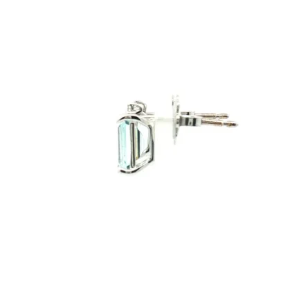 Orecchini a lobo in oro bianco con acquamarine ottagonali da 1,72 ct e diamanti in testa da 0,03 ct. Un design geometrico ed elegante da 2,60 g. Scopri l'eccellenza orafa.