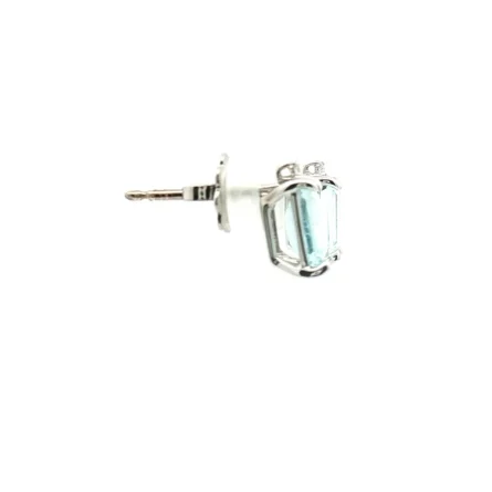 Orecchini a lobo in oro bianco con acquamarine ottagonali da 1,72 ct e diamanti in testa da 0,03 ct. Un design geometrico ed elegante da 2,60 g. Scopri l'eccellenza orafa.