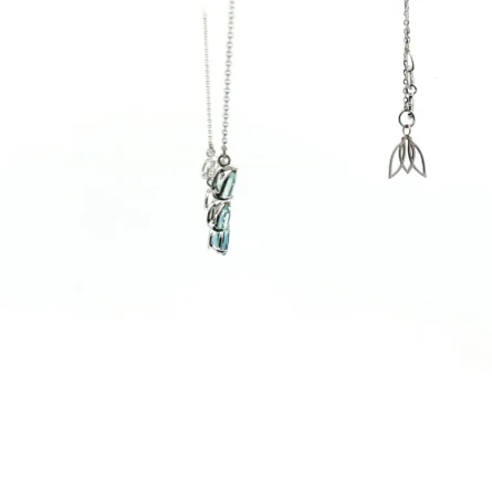 Acquista la raffinata collana in oro bianco con 5 acquamarine a goccia (0.98 ct). Lunga 45 cm, leggera (2,24 g) ed elegante. Spedizione sicura e packaging regalo incluso.