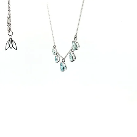 Acquista la raffinata collana in oro bianco con 5 acquamarine a goccia (0.98 ct). Lunga 45 cm, leggera (2,24 g) ed elegante. Spedizione sicura e packaging regalo incluso.