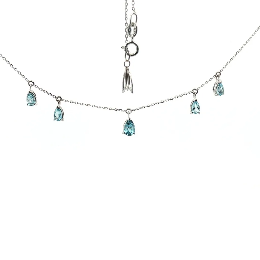 Acquista la raffinata collana in oro bianco con 5 acquamarine a goccia (0.98 ct). Lunga 45 cm, leggera (2,24 g) ed elegante. Spedizione sicura e packaging regalo incluso.