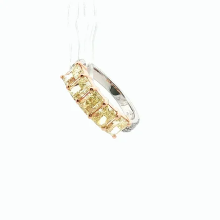 Anello riviere in oro bicolore con 5 diamanti Radiant Yellow da 2,33 ct e micro-pavé bianco da 0,26 ct. Un design solare ed elegante da fedina. Scopri l'eccellenza orafa.