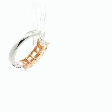 Anello riviere in oro bicolore con 5 diamanti Radiant Yellow da 2,33 ct e micro-pavé bianco da 0,26 ct. Un design solare ed elegante da fedina. Scopri l'eccellenza orafa.