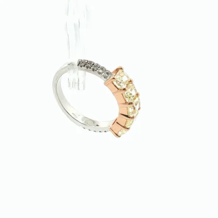 Anello riviere in oro bicolore con 5 diamanti Radiant Yellow da 2,33 ct e micro-pavé bianco da 0,26 ct. Un design solare ed elegante da fedina. Scopri l'eccellenza orafa.