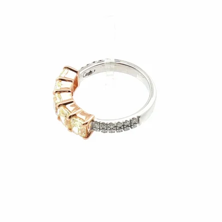 Anello riviere in oro bicolore con 5 diamanti Radiant Yellow da 2,33 ct e micro-pavé bianco da 0,26 ct. Un design solare ed elegante da fedina. Scopri l'eccellenza orafa.