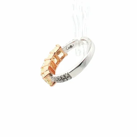 Anello riviere in oro bicolore con 5 diamanti Radiant Yellow da 2,33 ct e micro-pavé bianco da 0,26 ct. Un design solare ed elegante da fedina. Scopri l'eccellenza orafa.