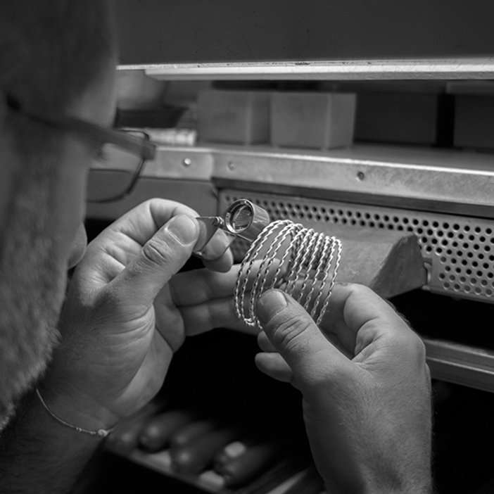 Una giornata nel laboratorio orafo di Cicala: come nasce un gioiello