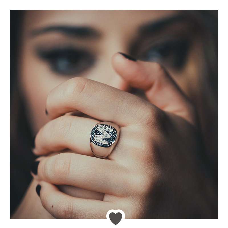Anello da mignolo in argento con lettera: come sceglierlo