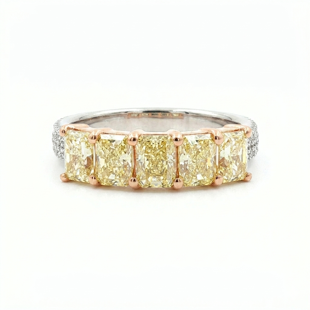 Anello Rivière in Oro Bicolore con 5 Diamanti Radiant Yellow (2,33 ct) e Micro-Pavé Bianco (0,26 ct) misura 13