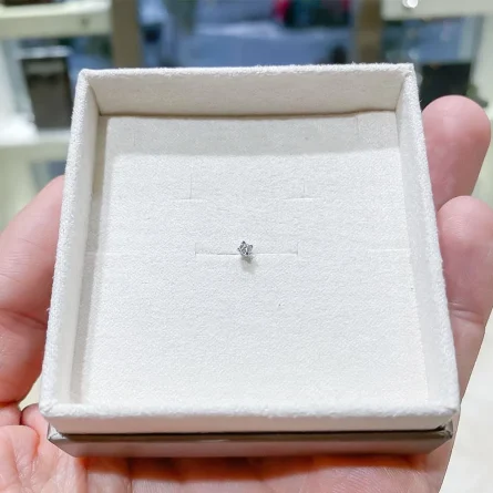 Orecchino singolo quadrato uomo oro bianco diamante ct 0,08-2