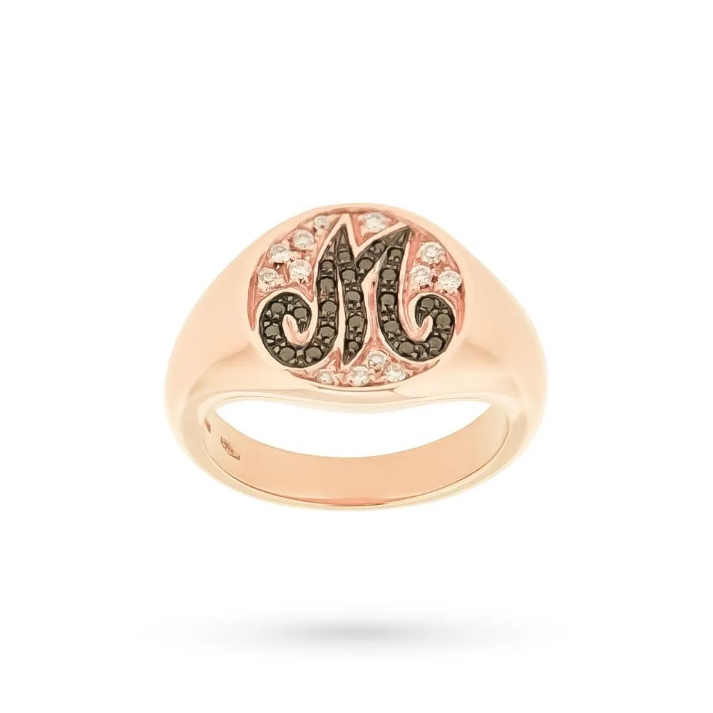 Anello chevalier in oro rosa con lettera M in diamanti neri