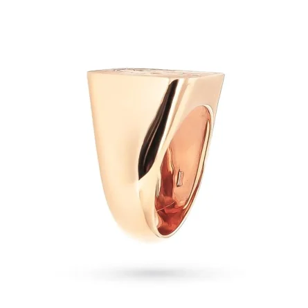 Anello chevalier quadrato in oro rosa con lettera in diamanti 2