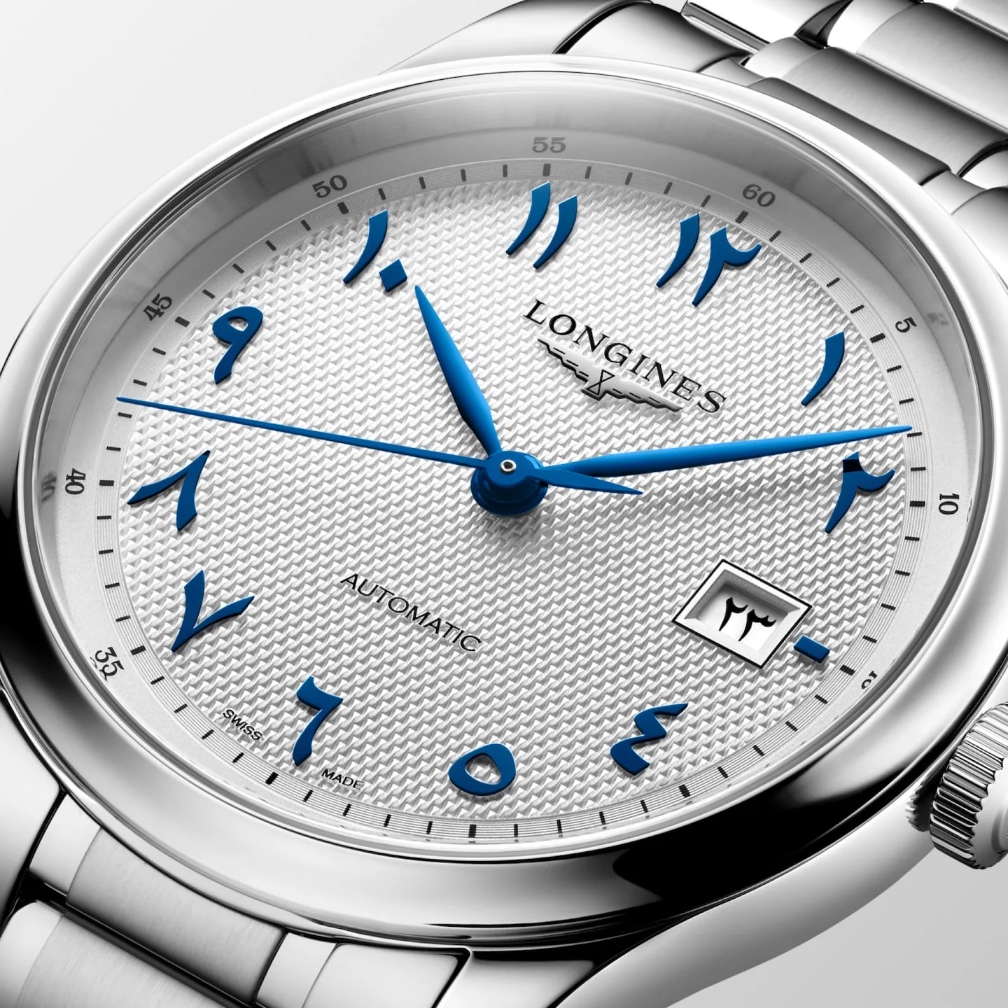 Longines Master Collection con quadrante argenté guilloché, numeri arabi orientali e lancette azzurrate, su bracciale in acciaio
