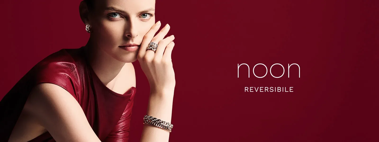Modella indossa anelli e bracciale Buonocore Noon Reversibile in oro