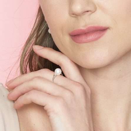 Anello con perla coltivata in oro bianco 18kt con diamanti 0,04ct Ø 8-8,5 mm — LeLune