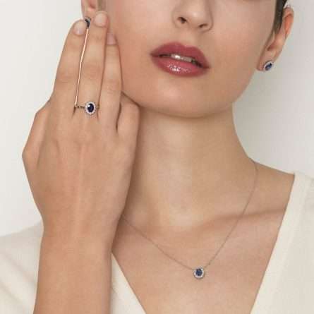 Anello in oro bianco 18kt con zaffiro blu 0,92ct e diamanti 0,25ct — LeLune