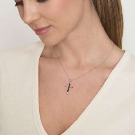 Collana con croce in oro 18kt con diamanti bianchi e neri 0,04ct — LeLune