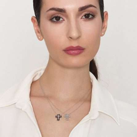Collana con croce in oro bianco 18kt con diamanti bianchi e neri 0,11ct — LeLune