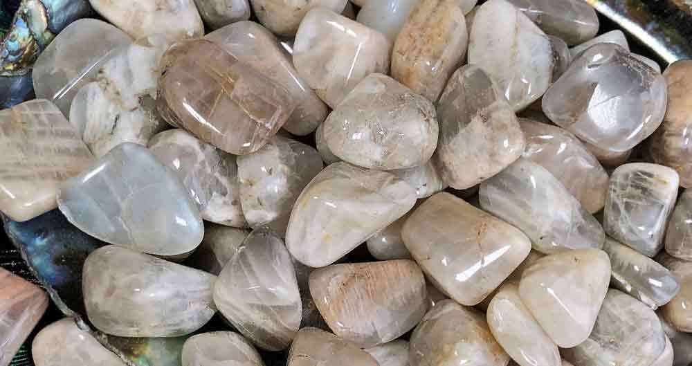 Tumbled white and light grey stones with veining, seen from above