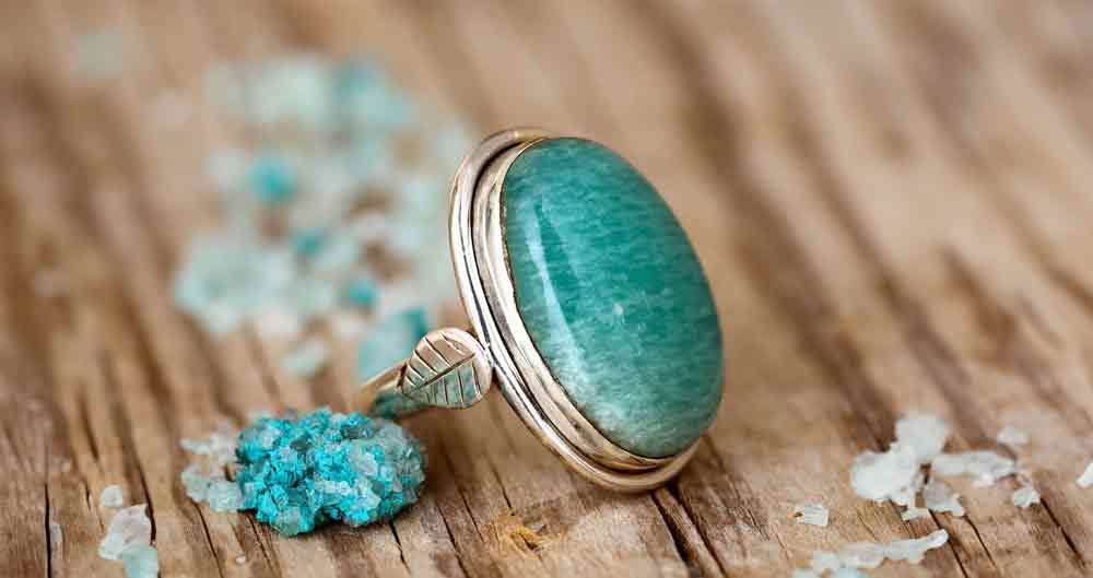 Anello con amazzonite appoggiato su un tavolo